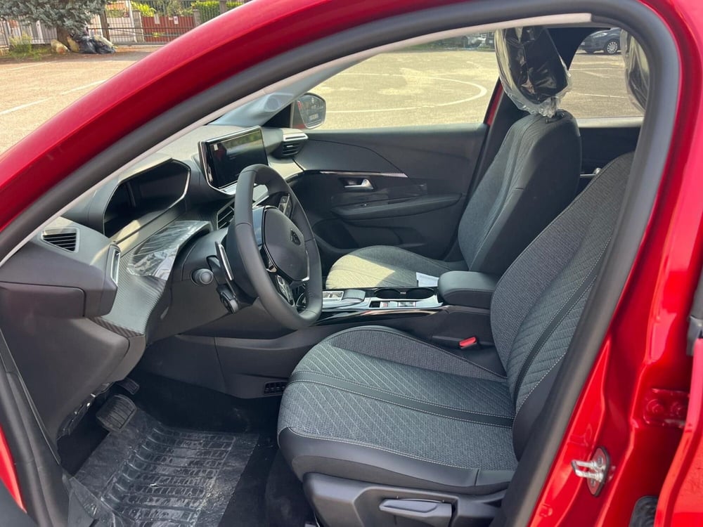 Peugeot 208 nuova a Milano (12)