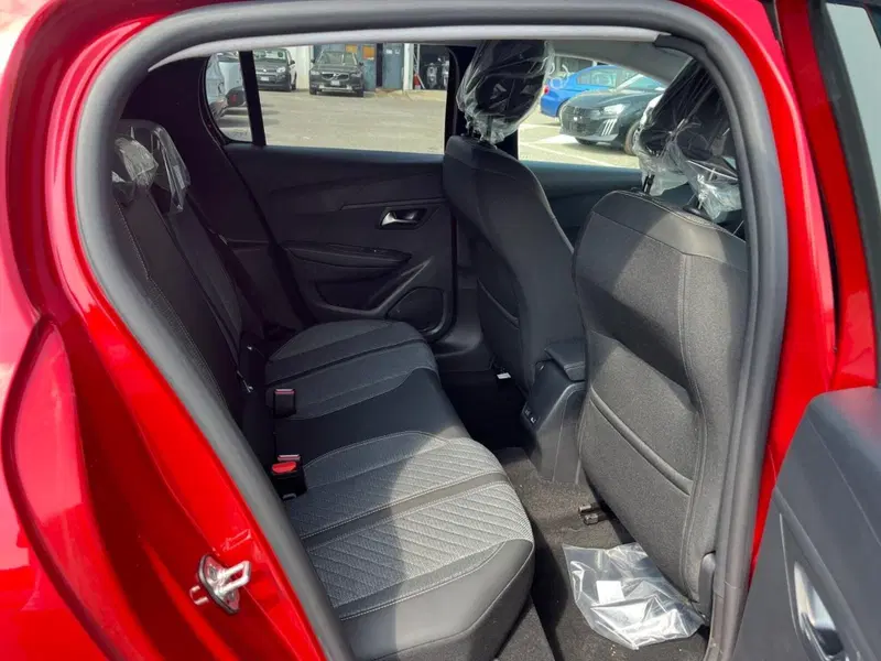 Peugeot 208 nuova a Milano (14)
