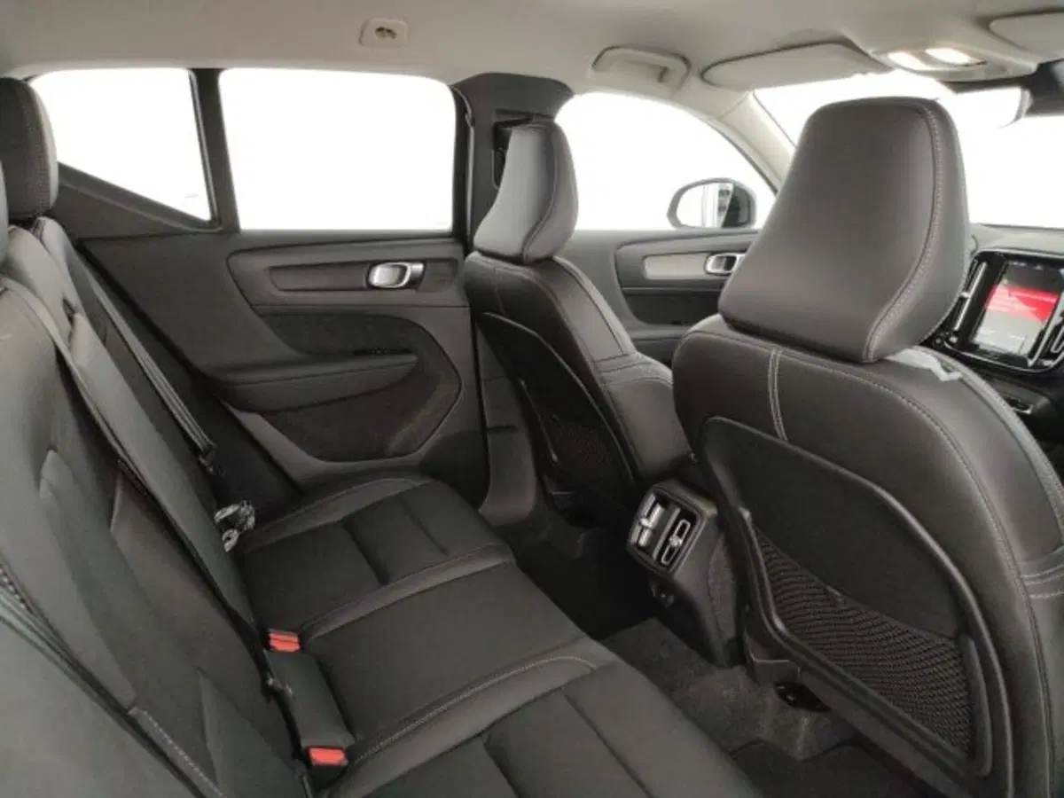 Volvo XC40 nuova a Modena (10)