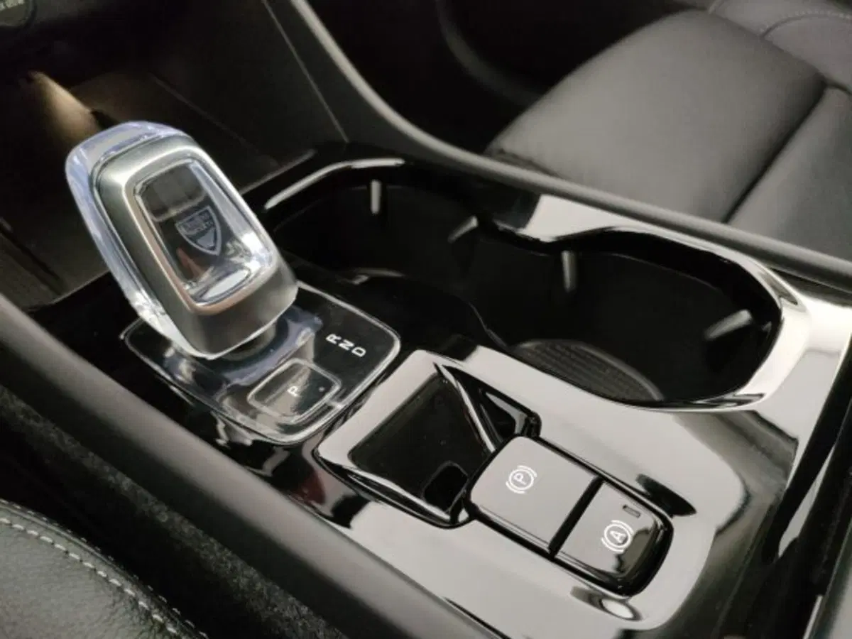 Volvo XC40 nuova a Modena (12)