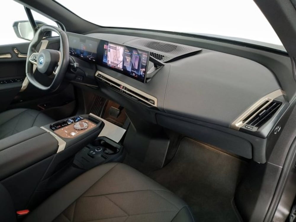 BMW iX usata a Teramo (11)
