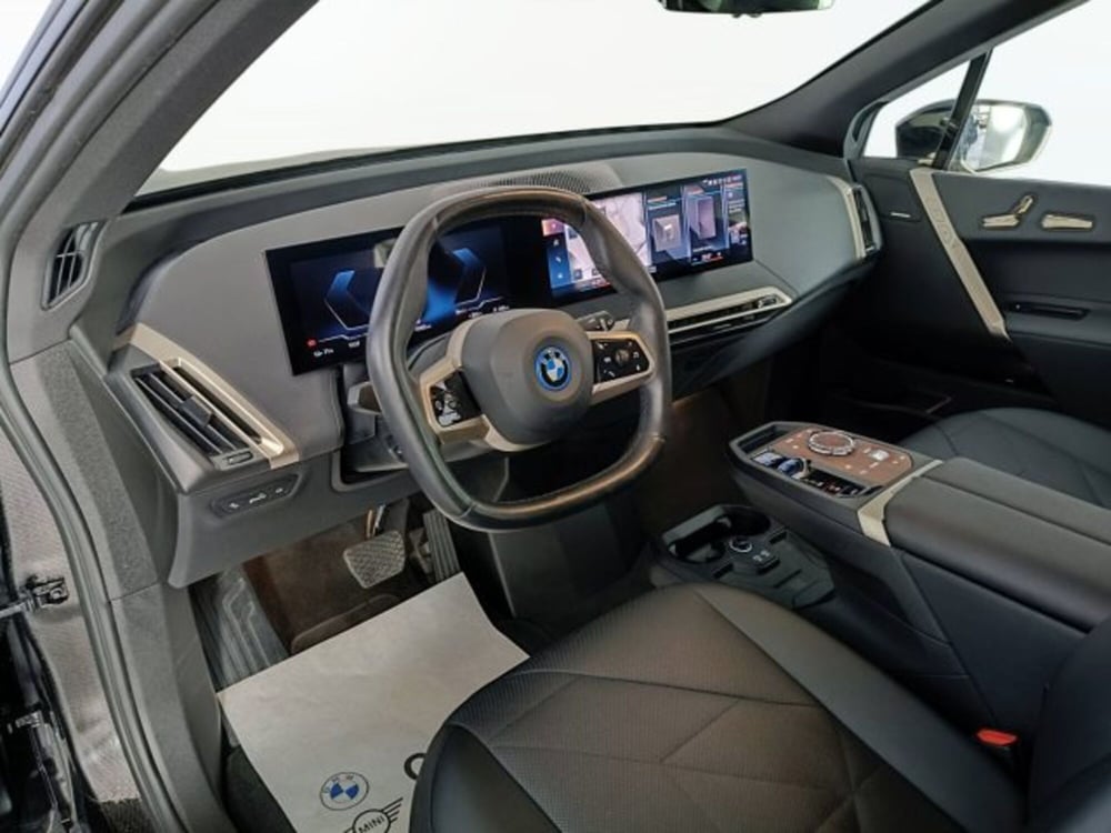 BMW iX usata a Teramo (8)
