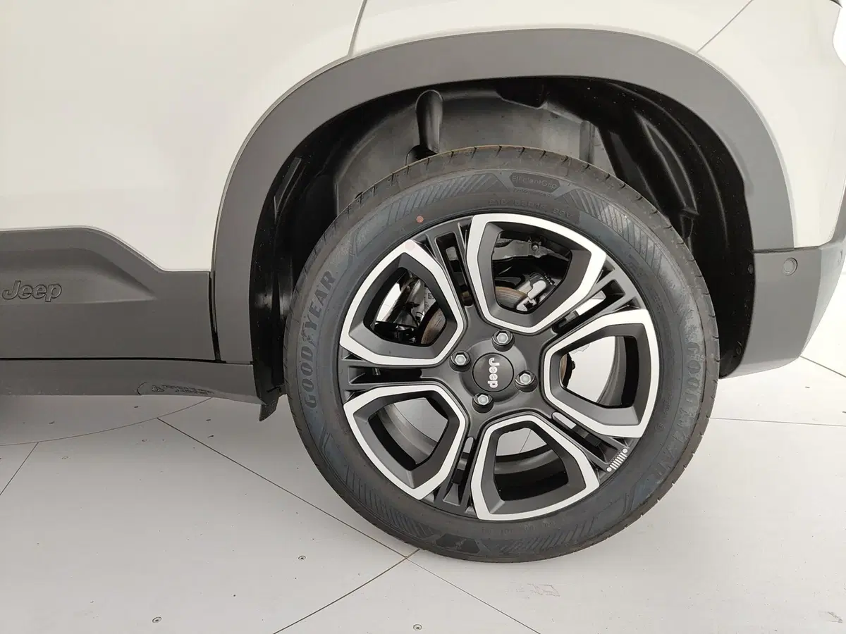 Jeep Avenger nuova a Caserta (11)