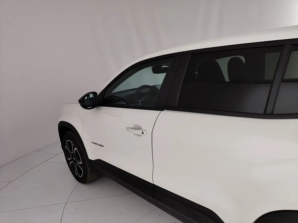 Jeep Avenger nuova a Caserta (12)