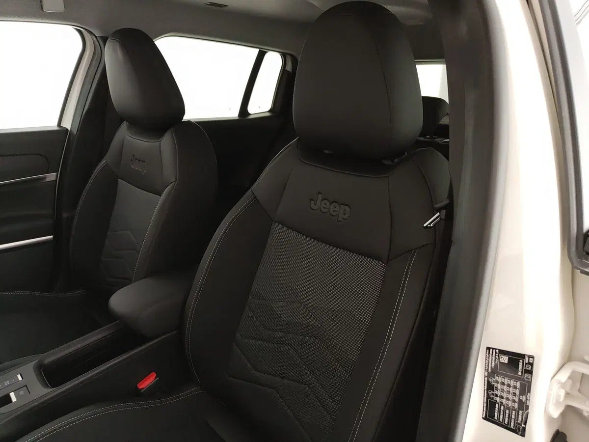 Jeep Avenger nuova a Caserta (17)