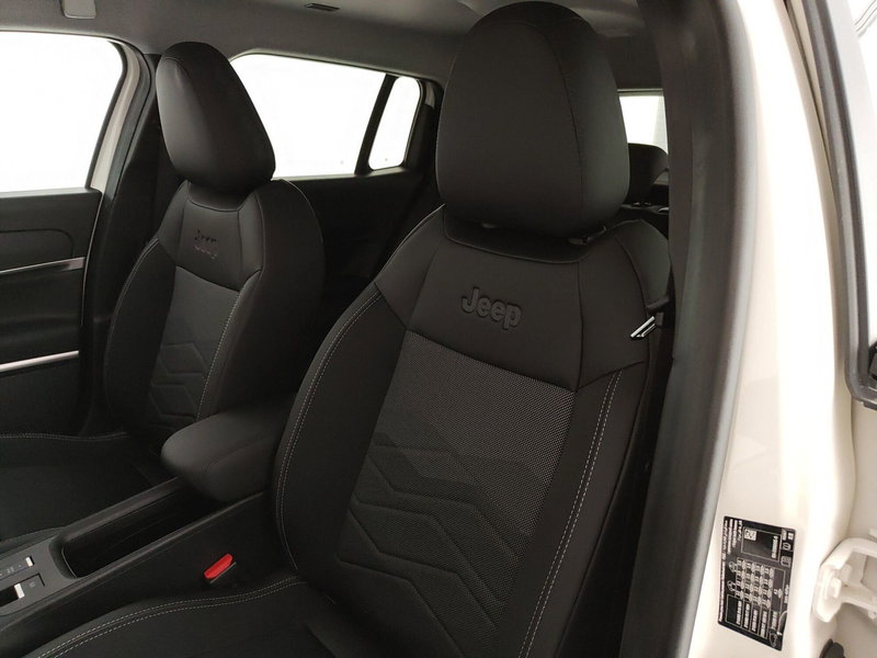 Jeep Avenger nuova a Caserta (17)