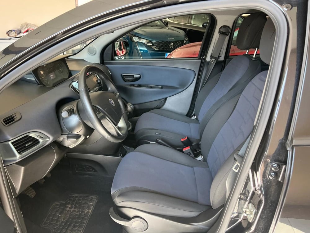 Lancia Ypsilon usata a Milano (10)