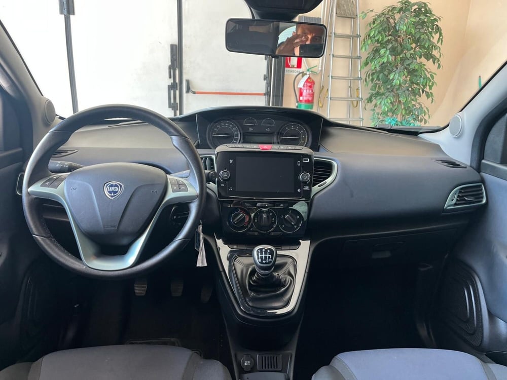 Lancia Ypsilon usata a Milano (14)