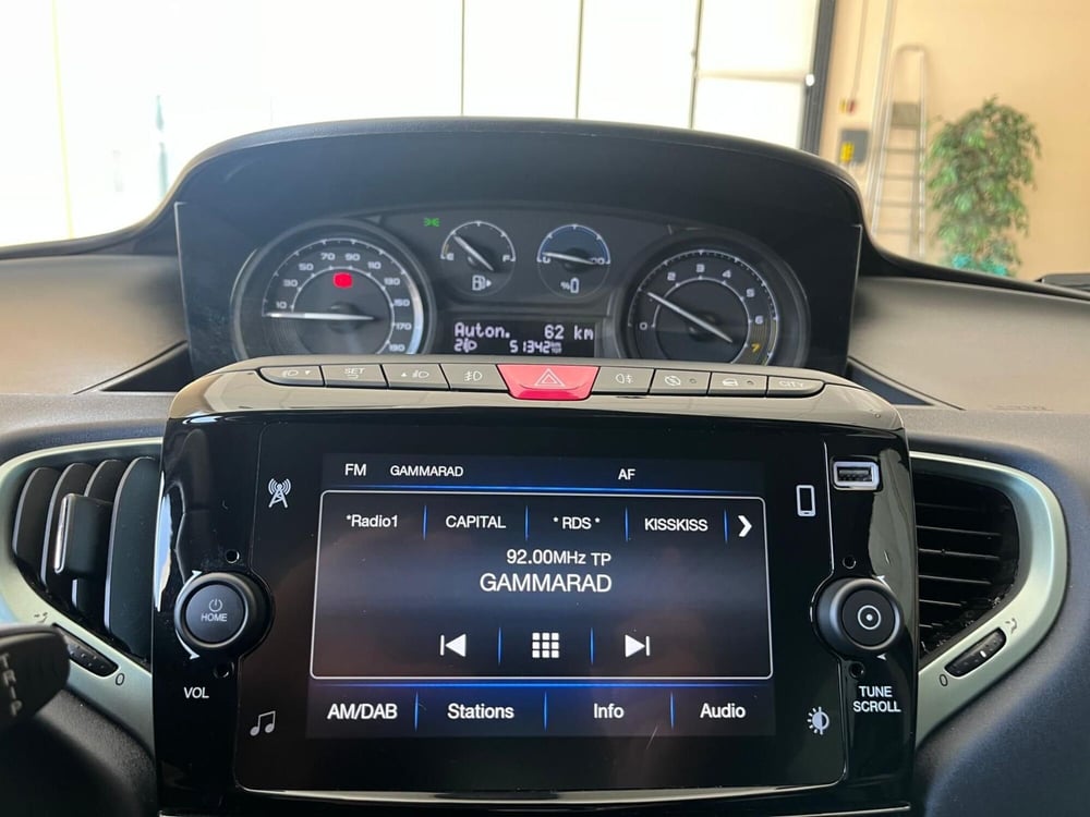Lancia Ypsilon usata a Milano (15)