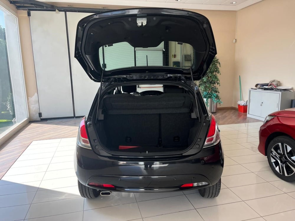 Lancia Ypsilon usata a Milano (8)