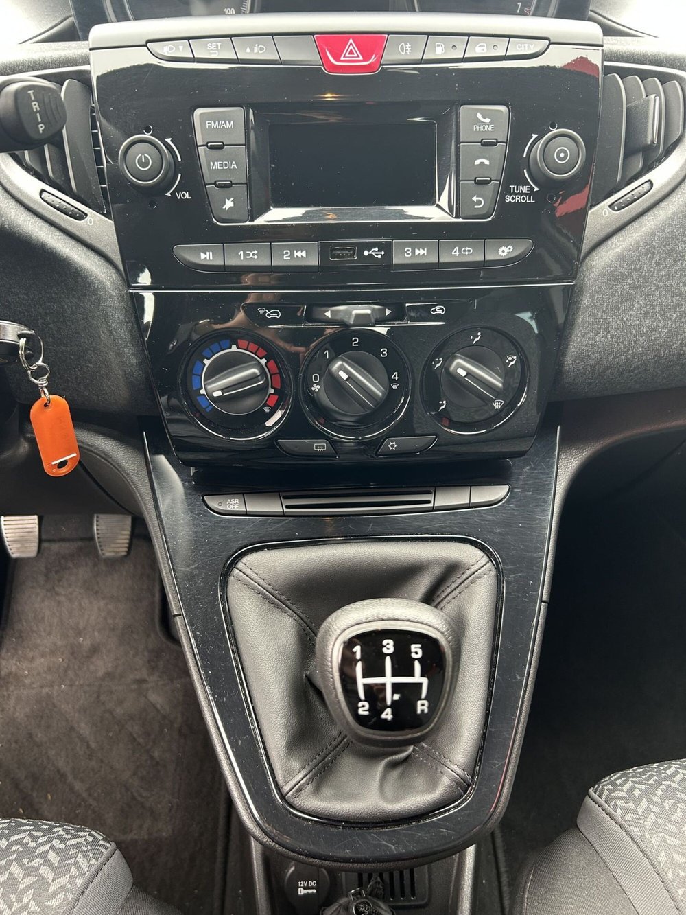Lancia Ypsilon usata a Modena (13)