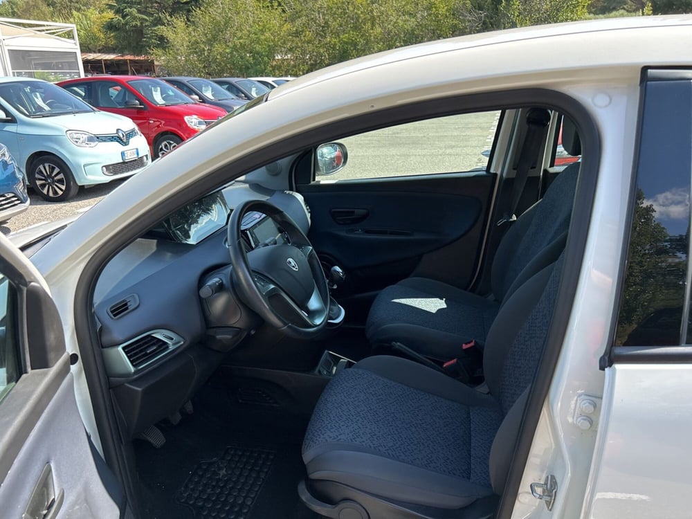 Lancia Ypsilon usata a Latina (13)