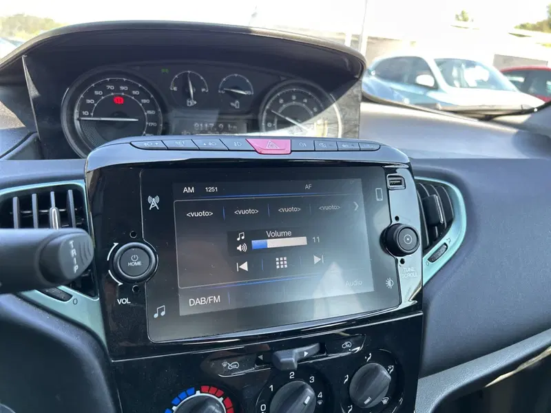Lancia Ypsilon usata a Latina (16)