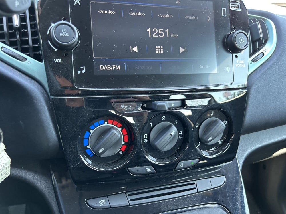 Lancia Ypsilon usata a Latina (17)