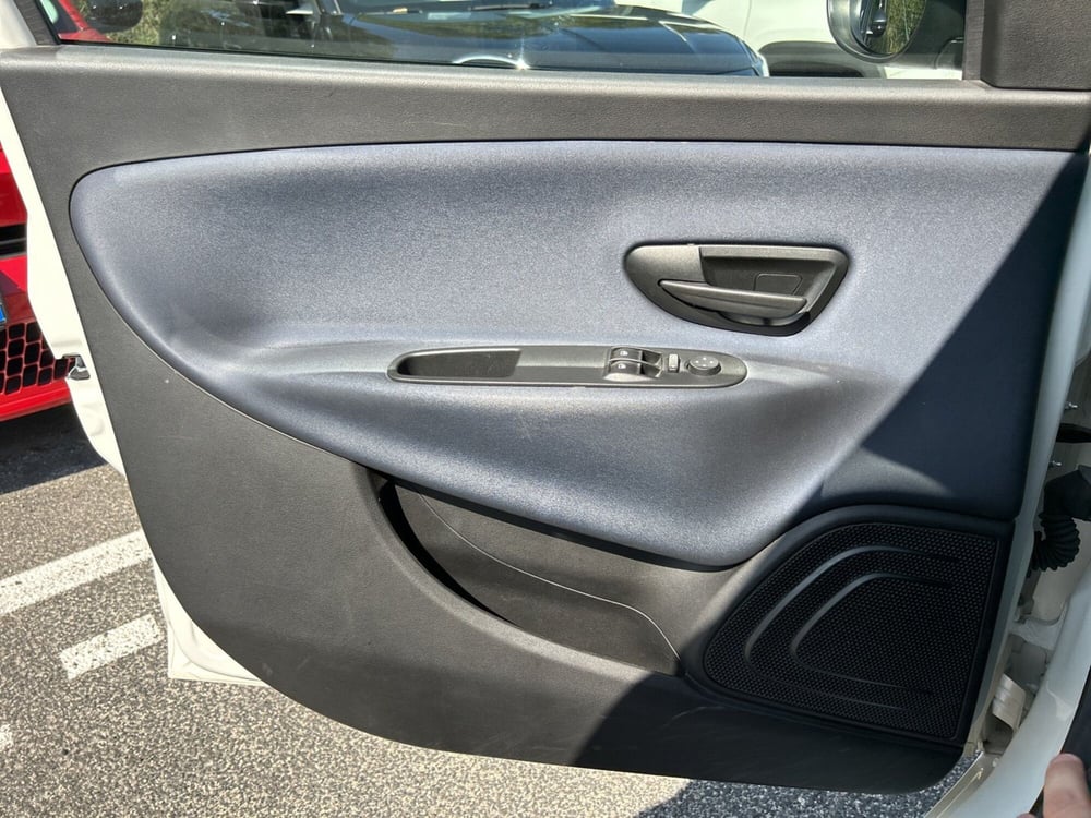 Lancia Ypsilon usata a Latina (19)