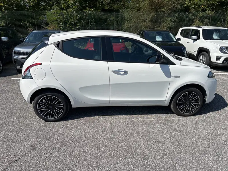 Lancia Ypsilon usata a Latina (6)