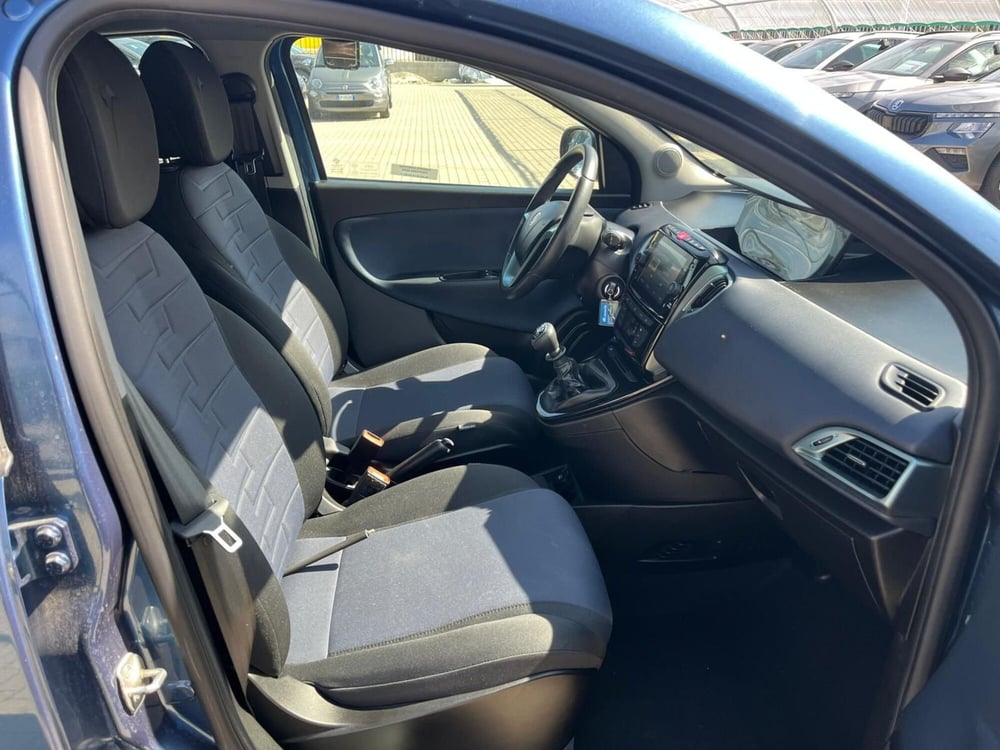 Lancia Ypsilon usata a Milano (12)