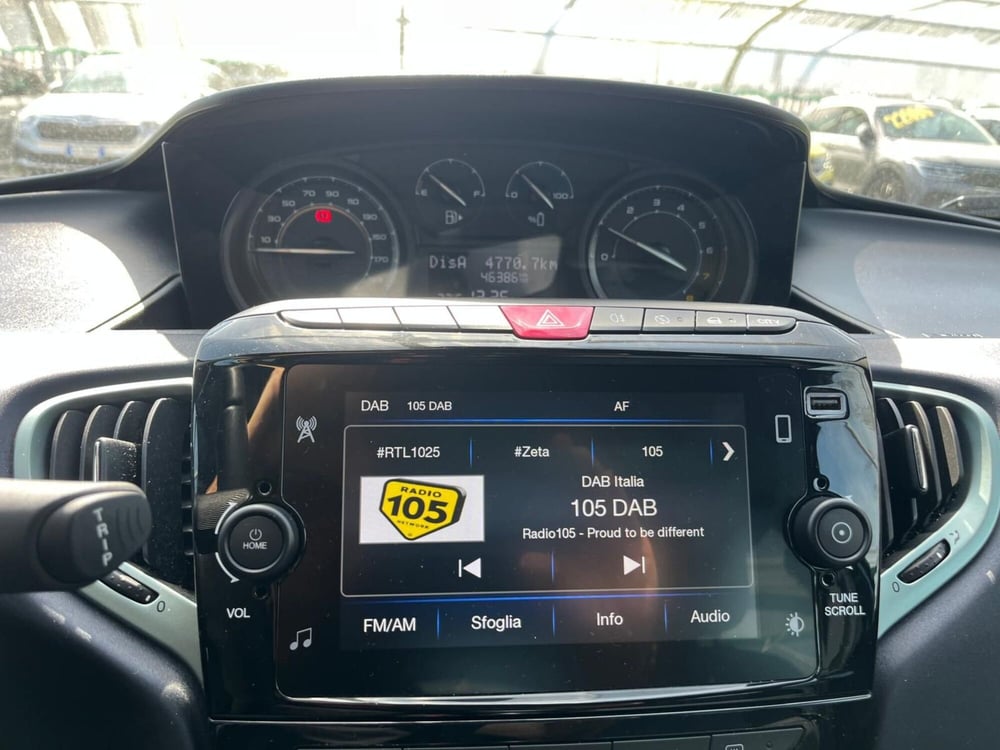 Lancia Ypsilon usata a Milano (16)