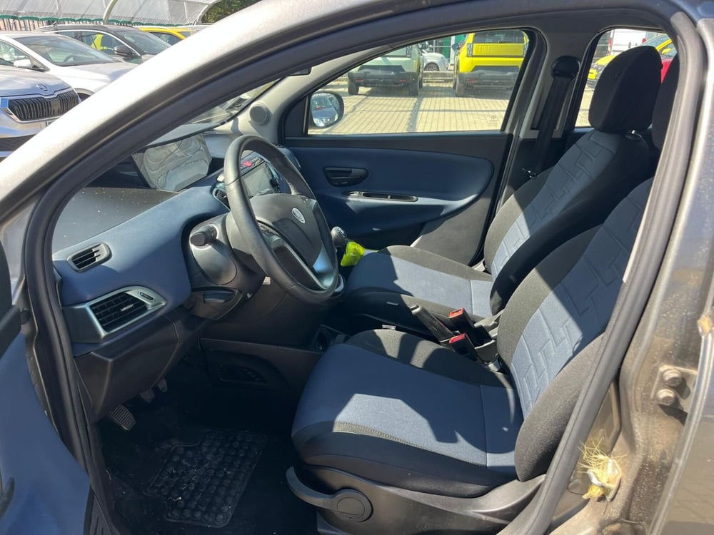 Lancia Ypsilon usata a Milano (11)