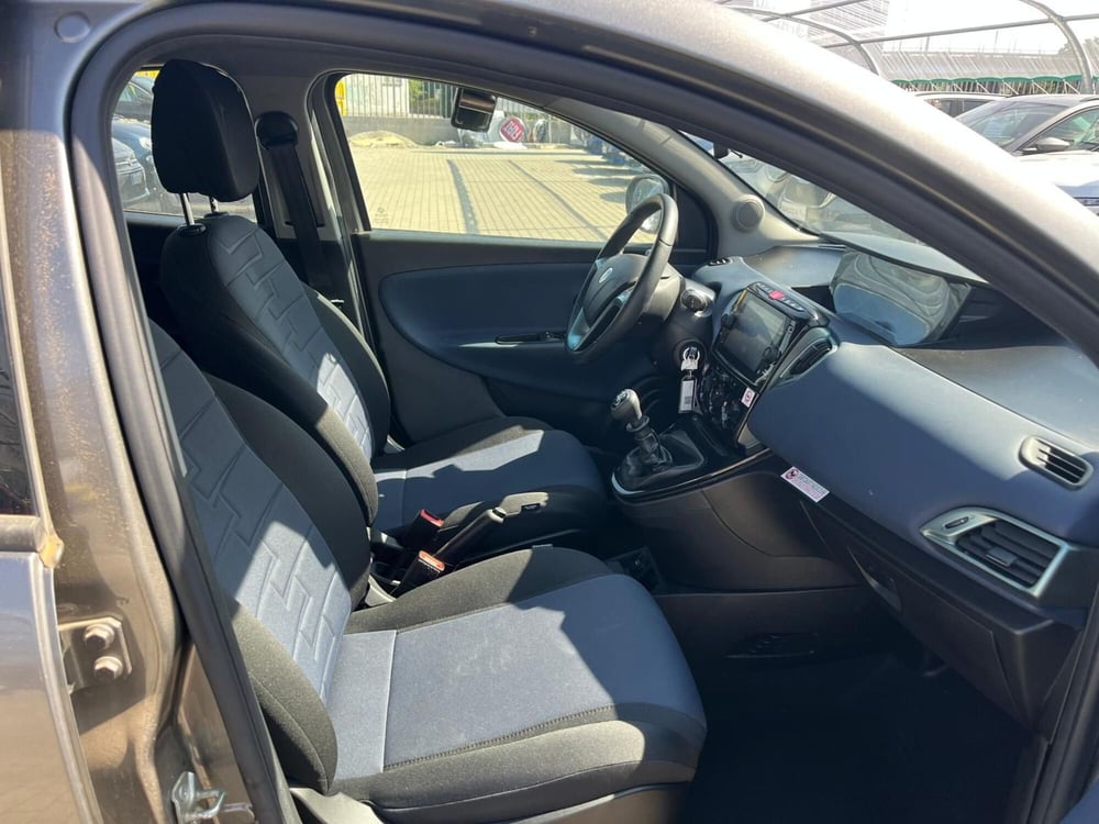 Lancia Ypsilon usata a Milano (12)