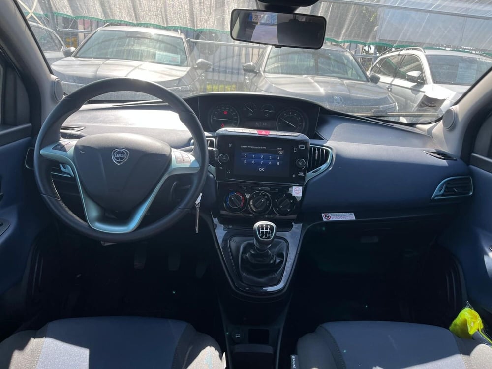 Lancia Ypsilon usata a Milano (15)