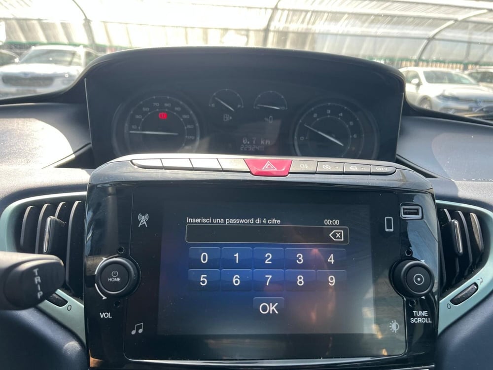 Lancia Ypsilon usata a Milano (16)
