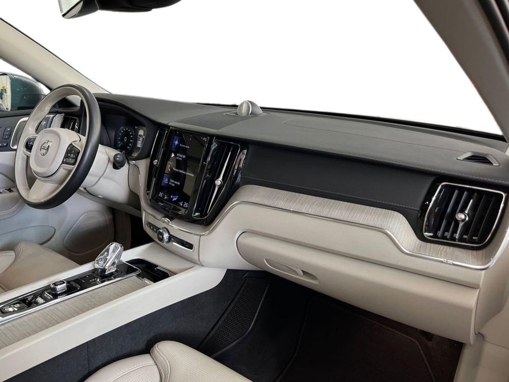 Volvo XC60 usata a Bari (18)