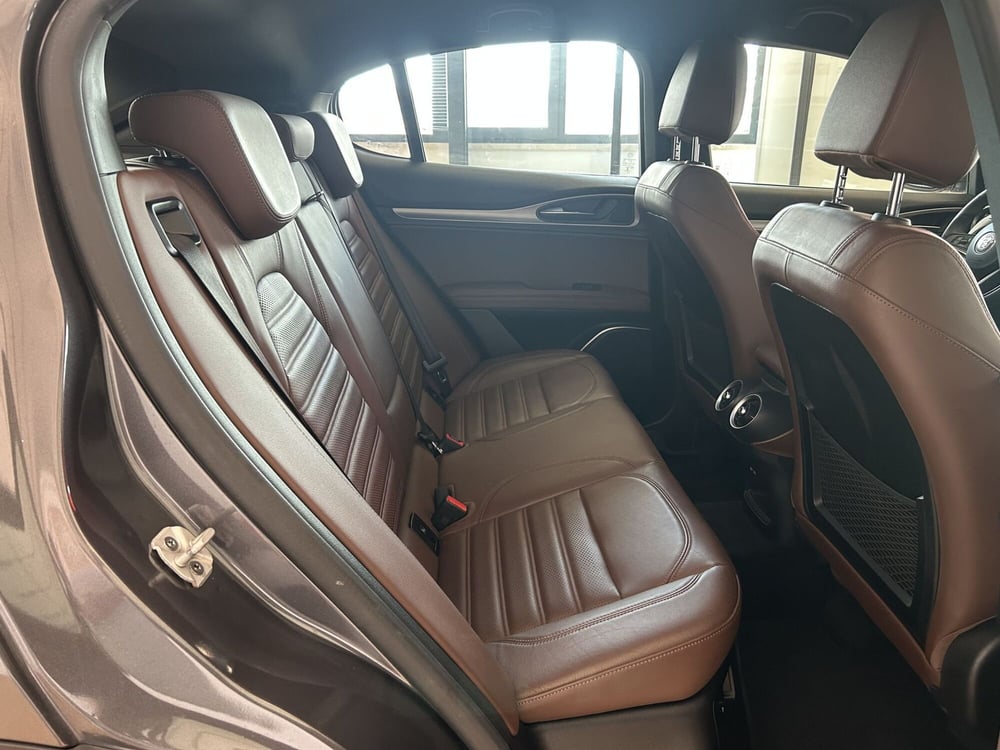 Alfa Romeo Stelvio usata a Bari (11)
