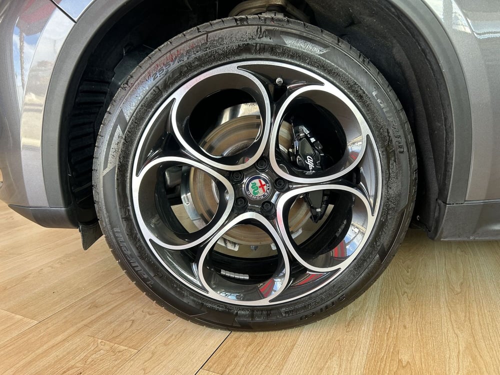 Alfa Romeo Stelvio usata a Bari (16)