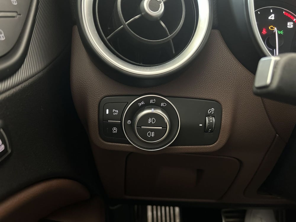 Alfa Romeo Stelvio usata a Bari (19)