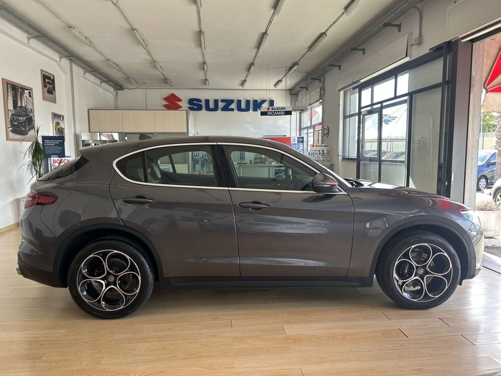 Alfa Romeo Stelvio usata a Bari (4)