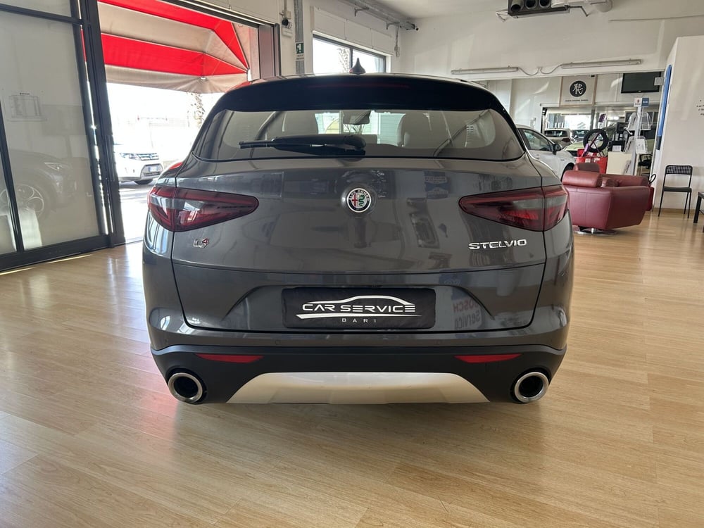 Alfa Romeo Stelvio usata a Bari (6)