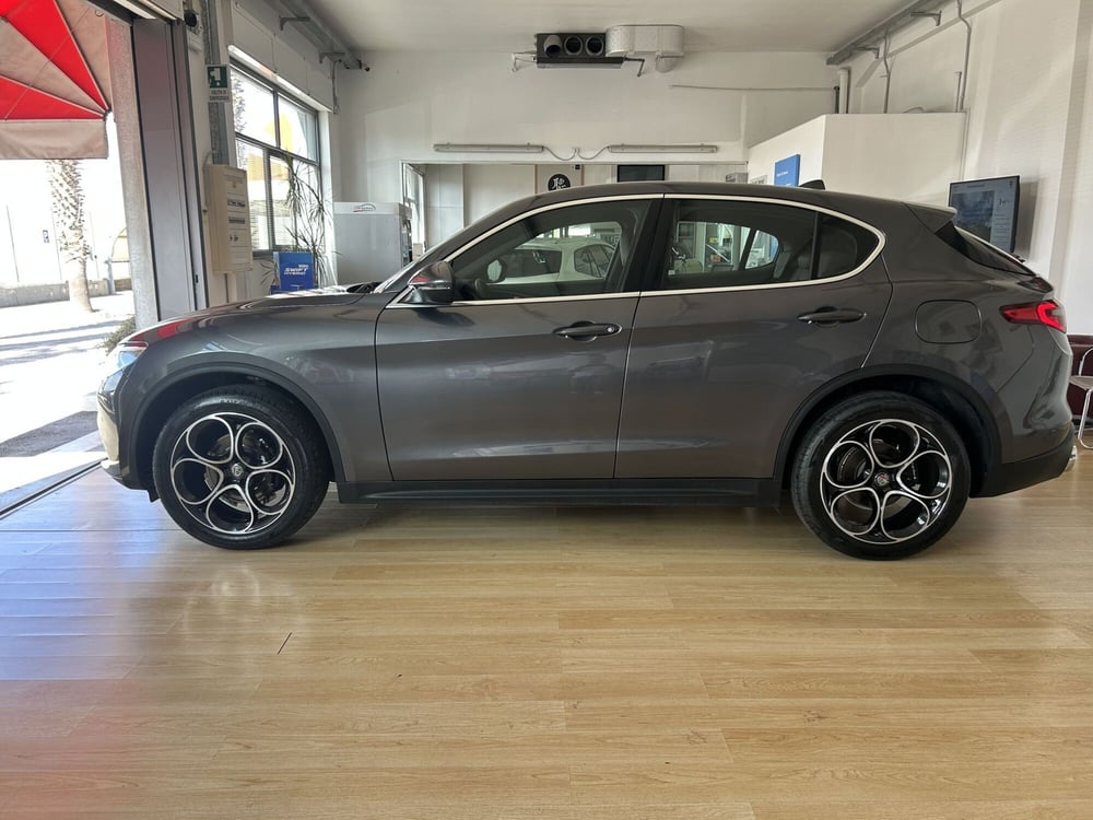 Alfa Romeo Stelvio usata a Bari (8)