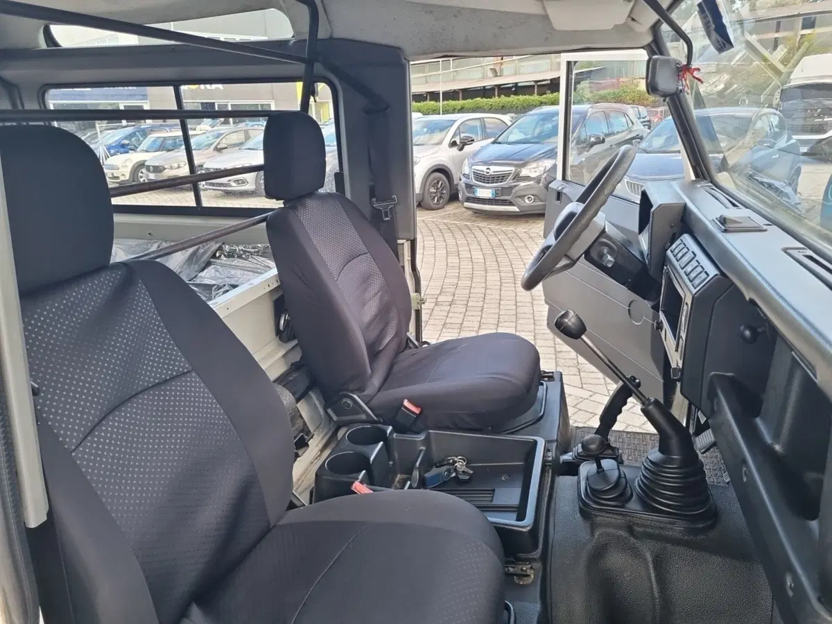 Land Rover Defender usata a Lucca (14)