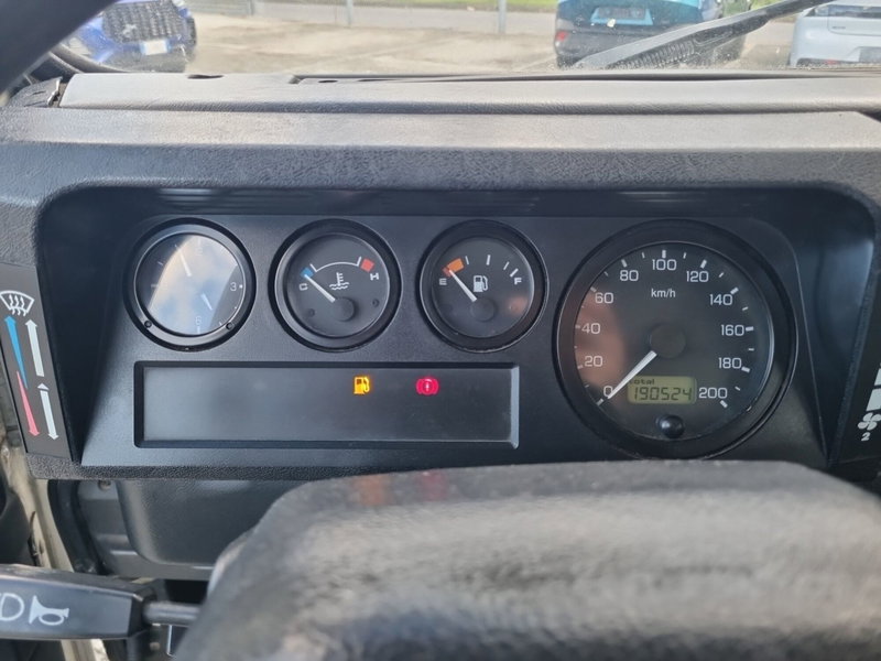 Land Rover Defender usata a Lucca (8)