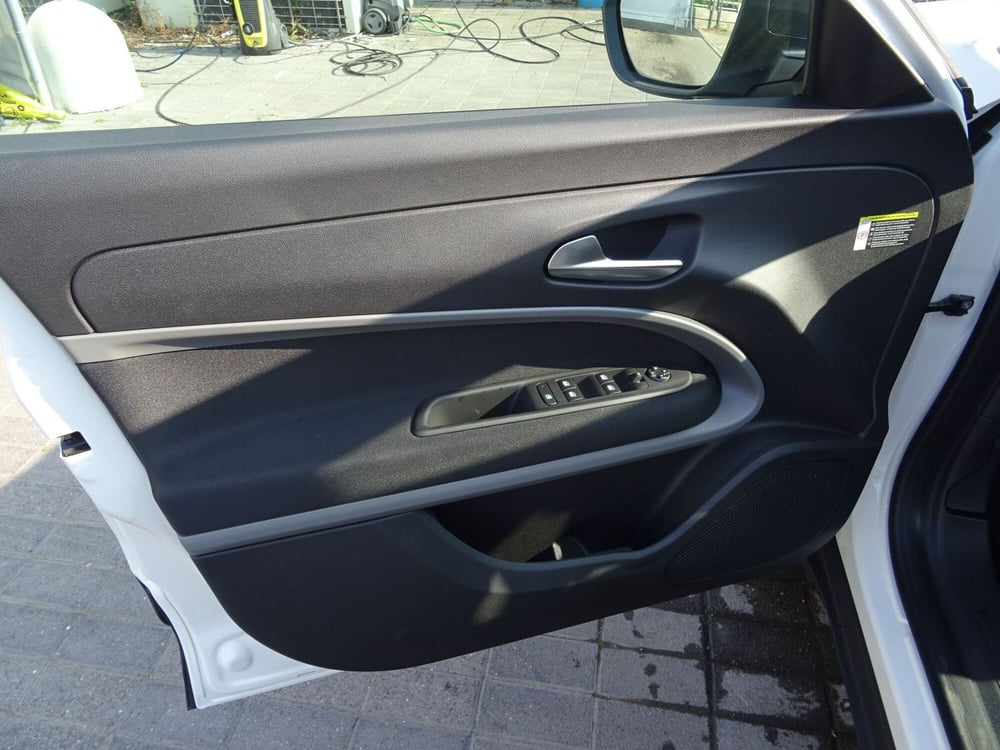 Jeep Avenger nuova a Lucca (7)