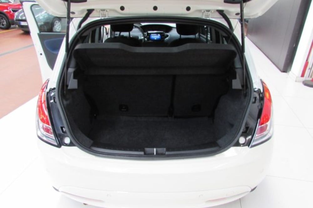 Lancia Ypsilon usata a Milano (13)
