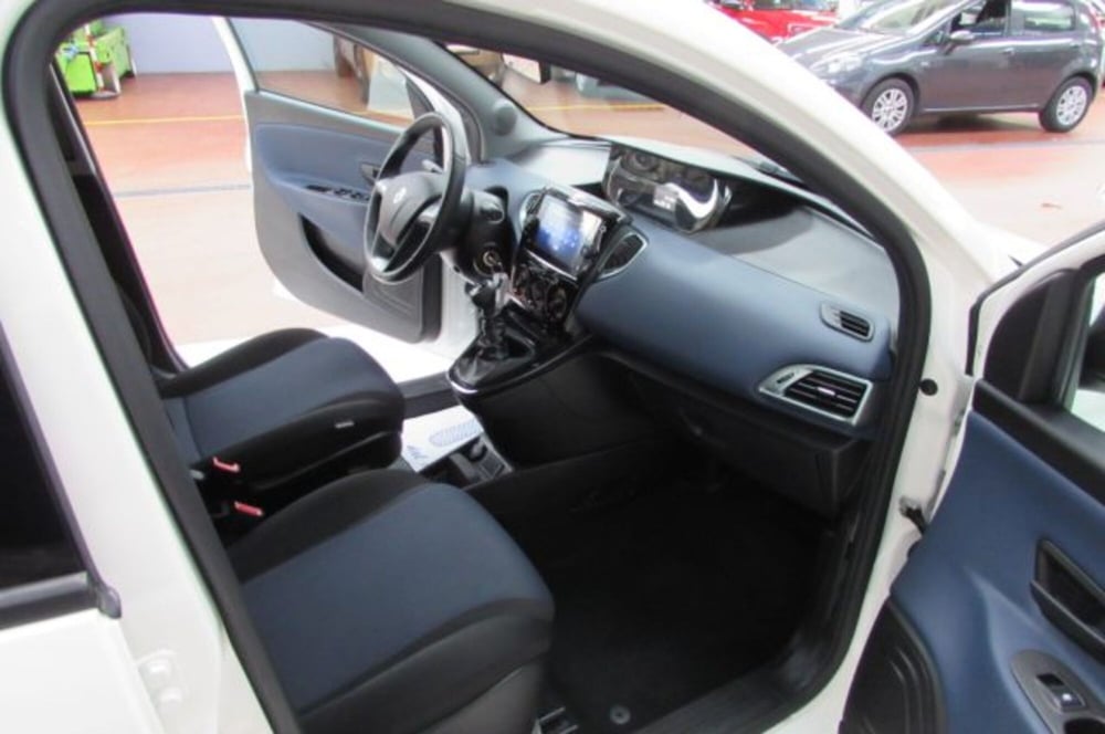 Lancia Ypsilon usata a Milano (15)