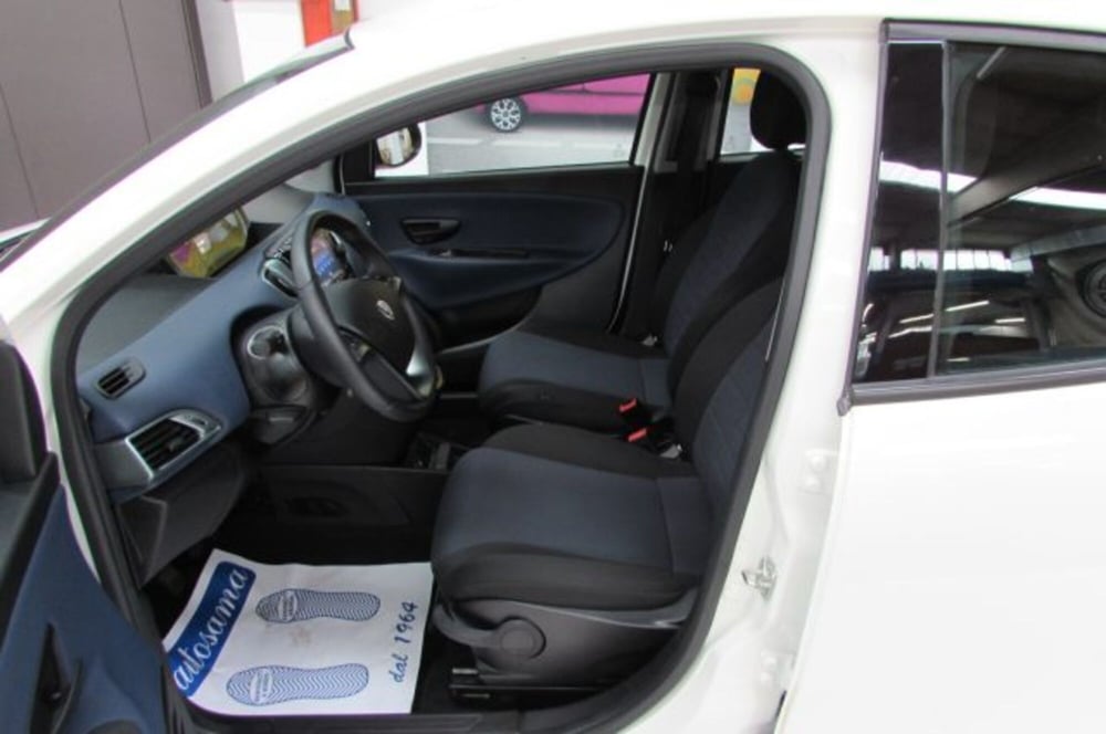 Lancia Ypsilon usata a Milano (6)