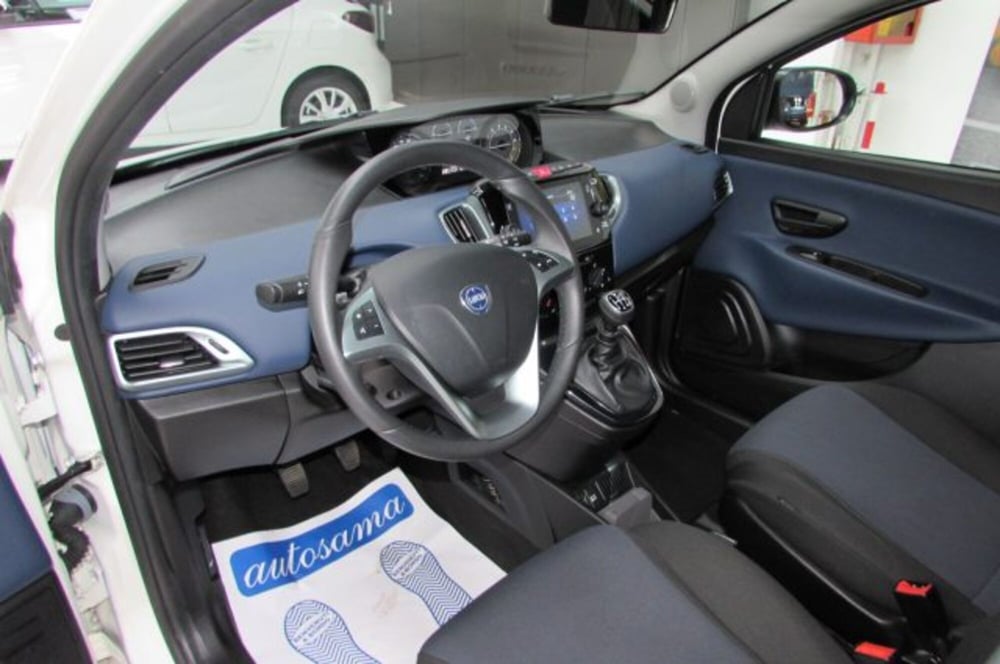 Lancia Ypsilon usata a Milano (7)