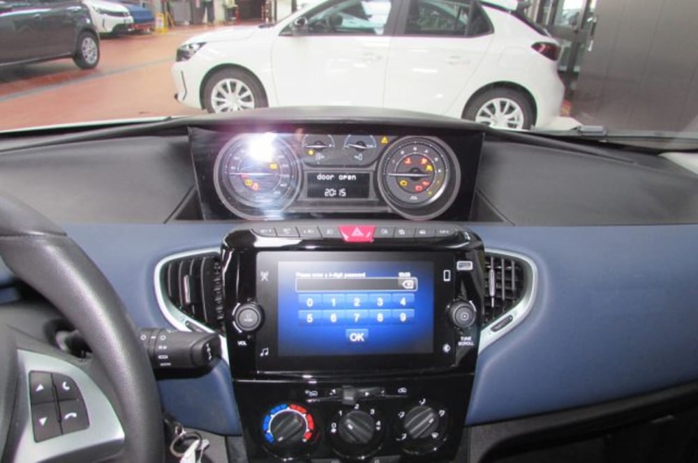 Lancia Ypsilon usata a Milano (8)