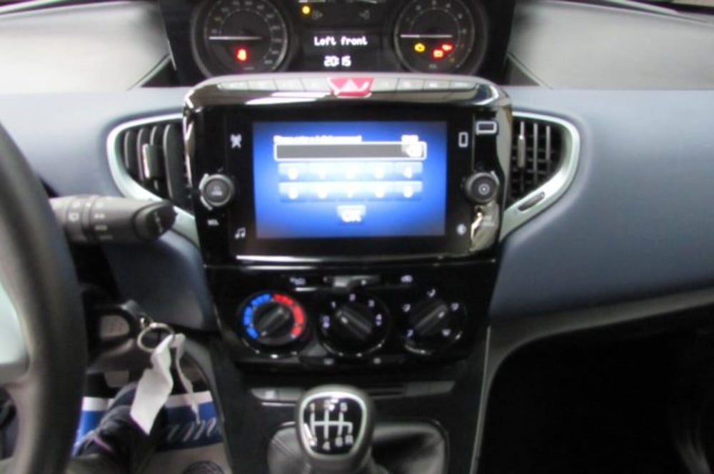 Lancia Ypsilon usata a Milano (9)
