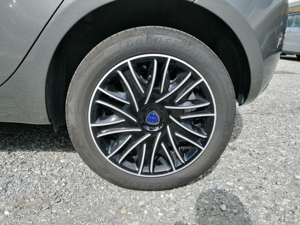 Lancia Ypsilon usata a Como (13)