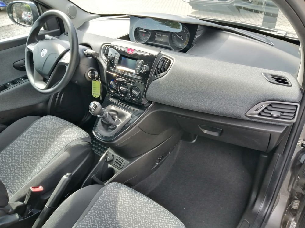 Lancia Ypsilon usata a Como (6)