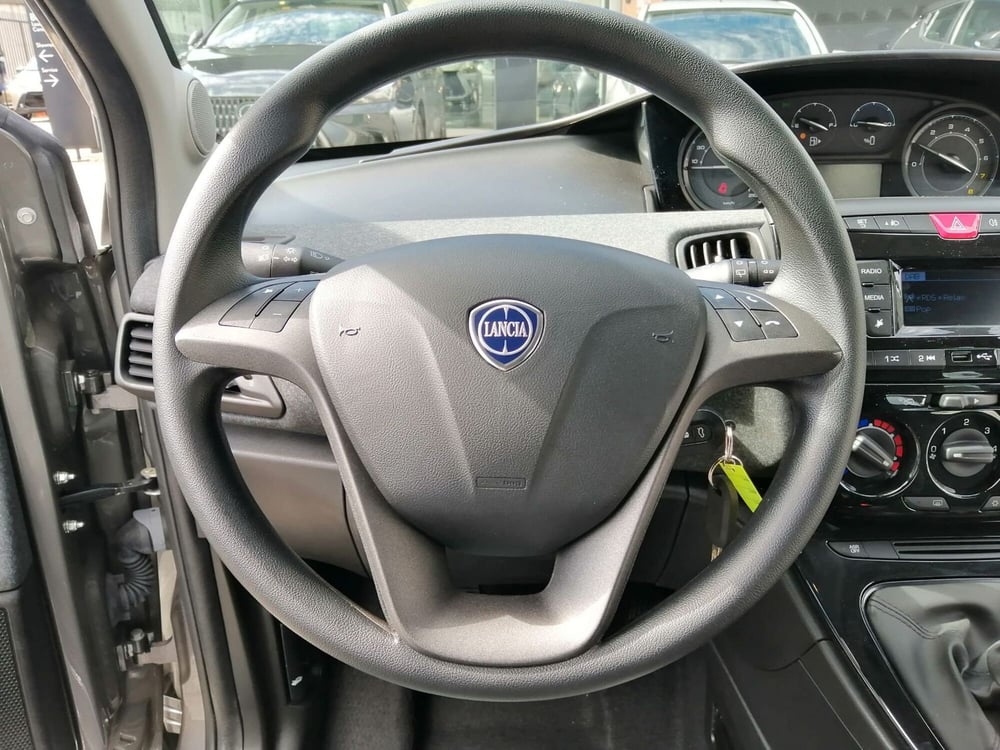 Lancia Ypsilon usata a Como (9)