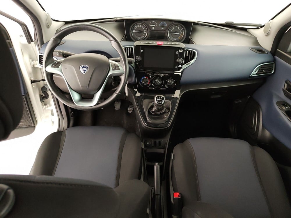 Lancia Ypsilon usata a Caserta (14)