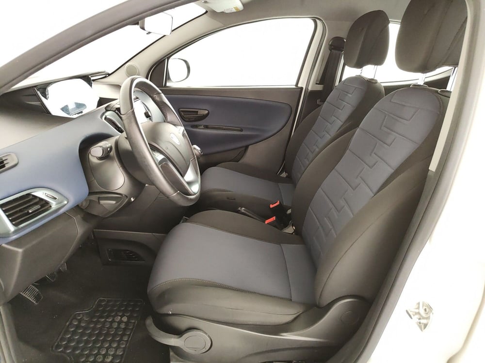 Lancia Ypsilon usata a Caserta (15)