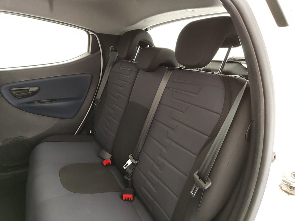 Lancia Ypsilon usata a Caserta (18)