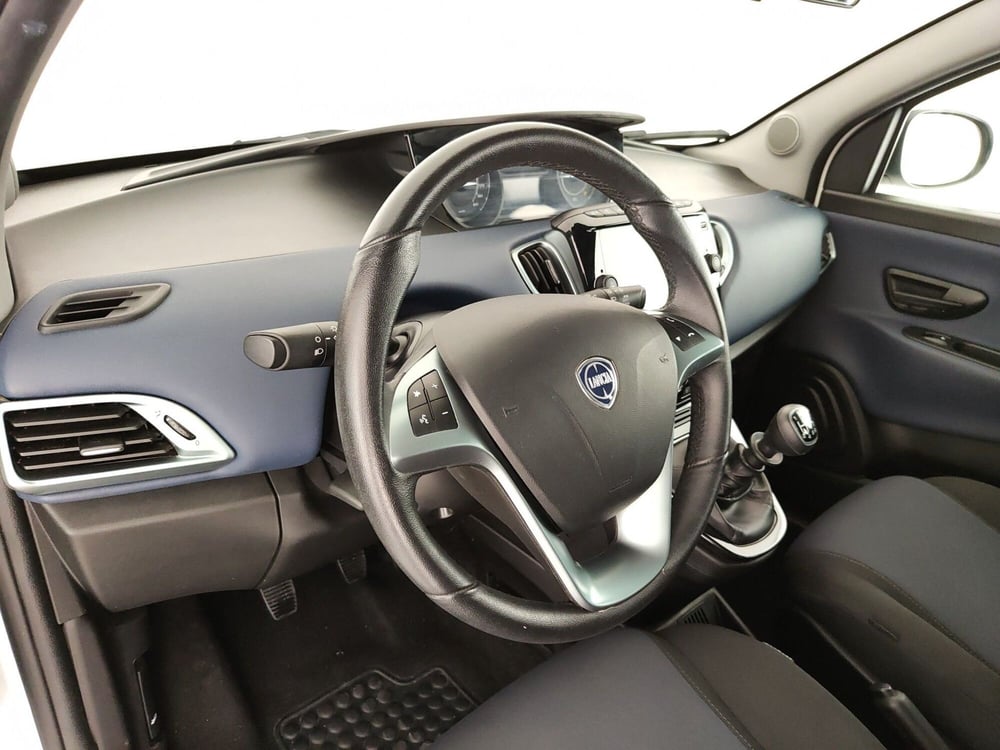 Lancia Ypsilon usata a Caserta (19)