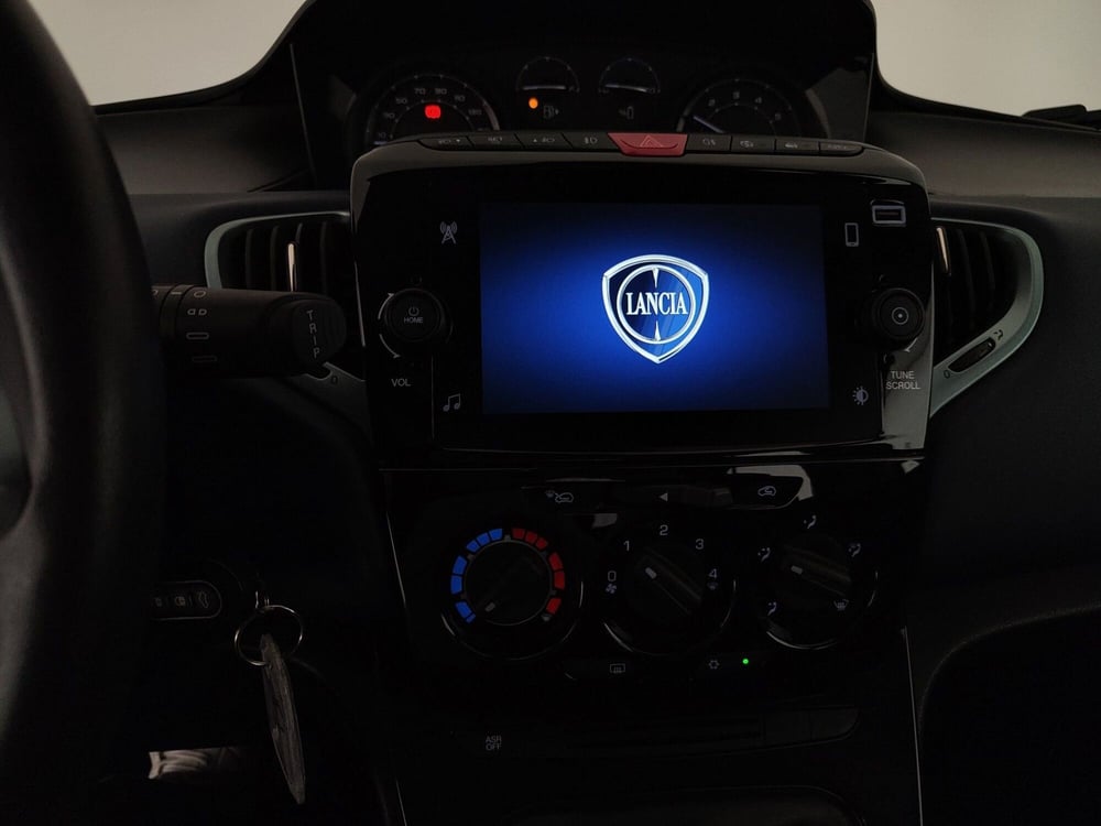 Lancia Ypsilon usata a Caserta (20)